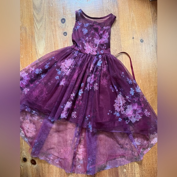 Child’s zenzi size S high low burgundy dress with floral print and satin ribbon - Picture 2 of 4